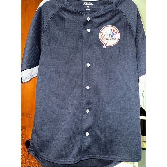 Stitches New York Yankees Team Logo MLB Men’s Medium Shirt Embroidered button up - Picture 1 of 5